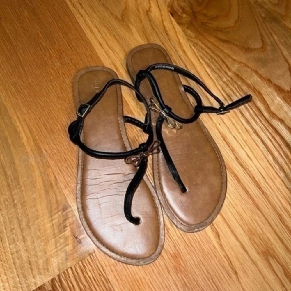 Women's Brown and Black Sandals tan and black with a gold bow sandal Merona 8.5